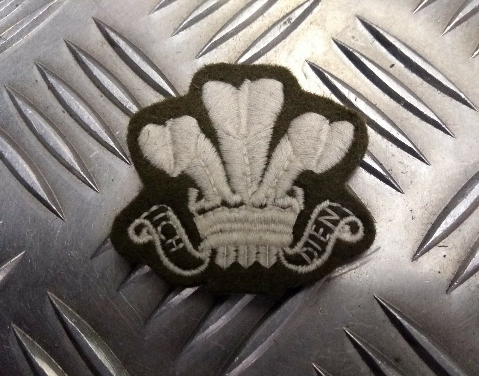 Genuine British No2 Army ICH DIEN Prince of Wales 3 Feathers Patch Badge Used