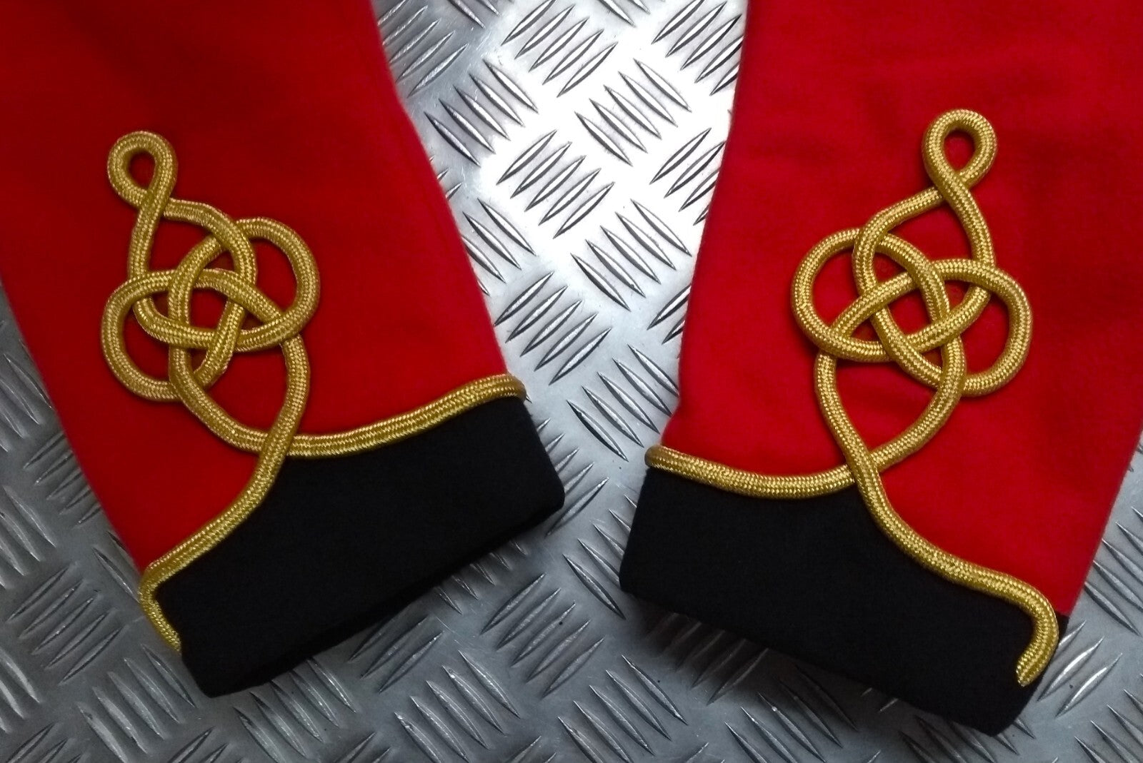 British Army Red Tunic Bandsman's R.SIGS Band With Badges Good Size