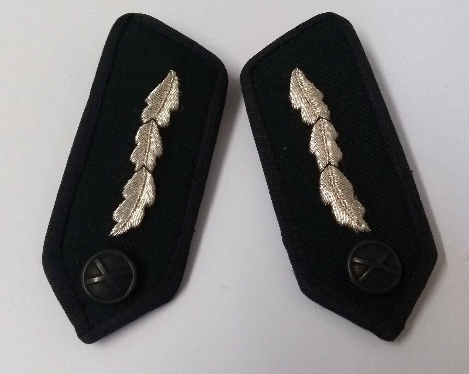 Green Gorgets Collar Tabs With Silver Leaf Insignia Plain Buttons & Clip Backs