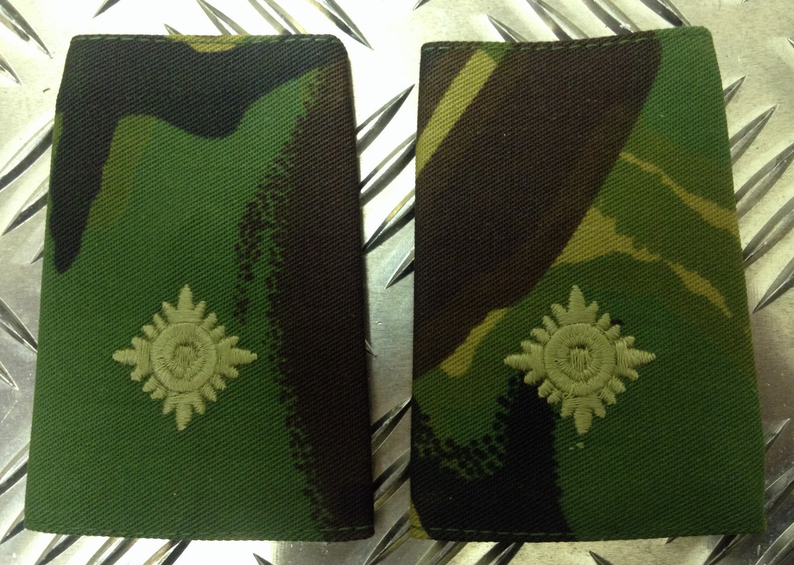 Genuine British Army Woodland Camo 2nd LIEUTENANT Rank Slides / Epaulettes - NEW