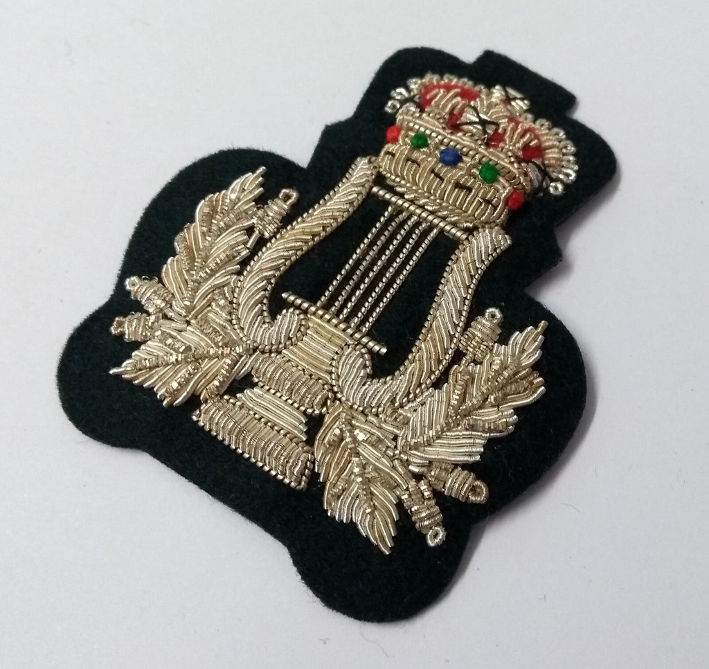 Army Qualification Wire Braided Badge Silver Lyre & Laurel Wreath on Green Felt