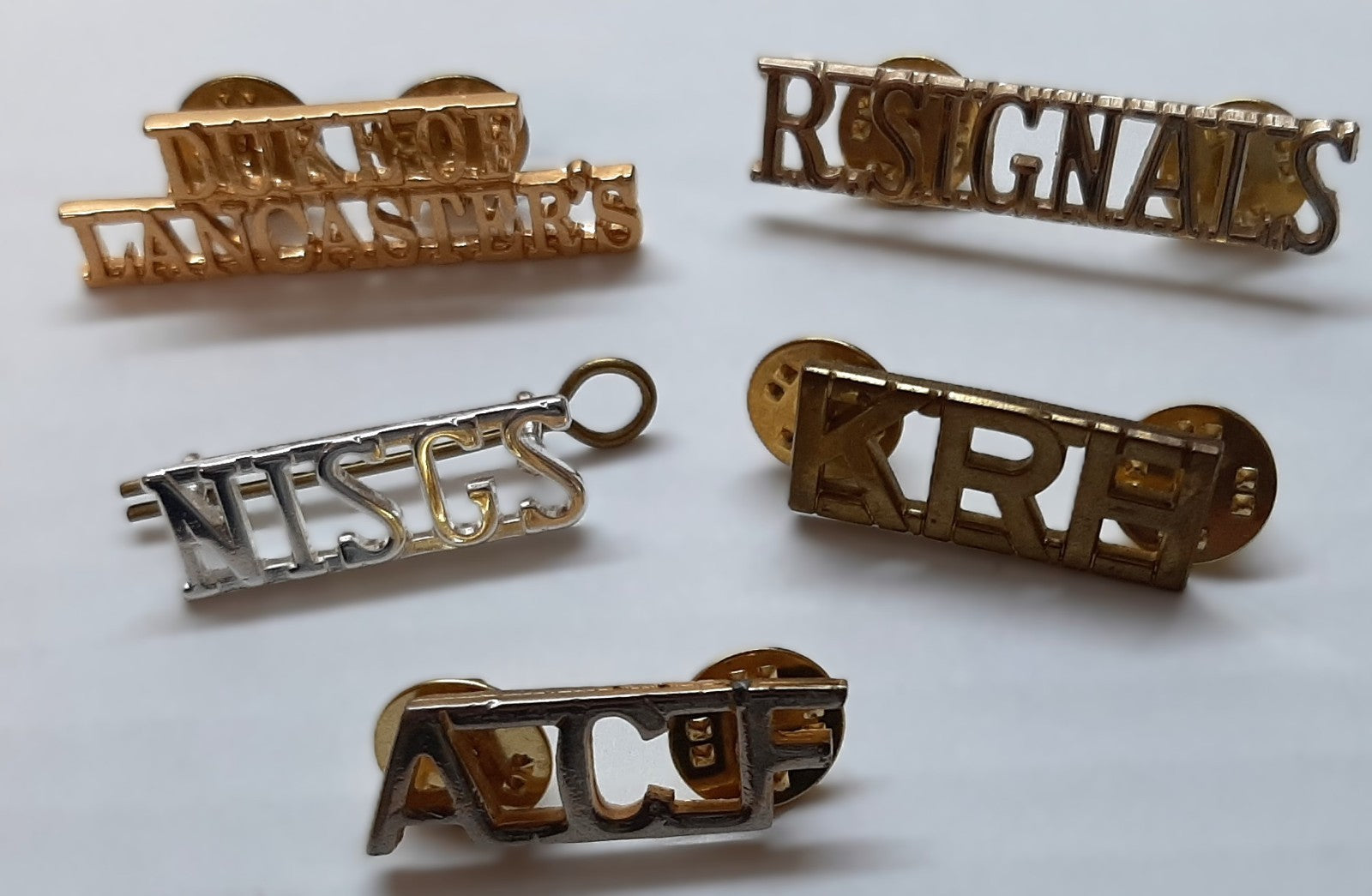 Assorted British Badges Various Regimental Insignia 1 Lot of 5 Badges