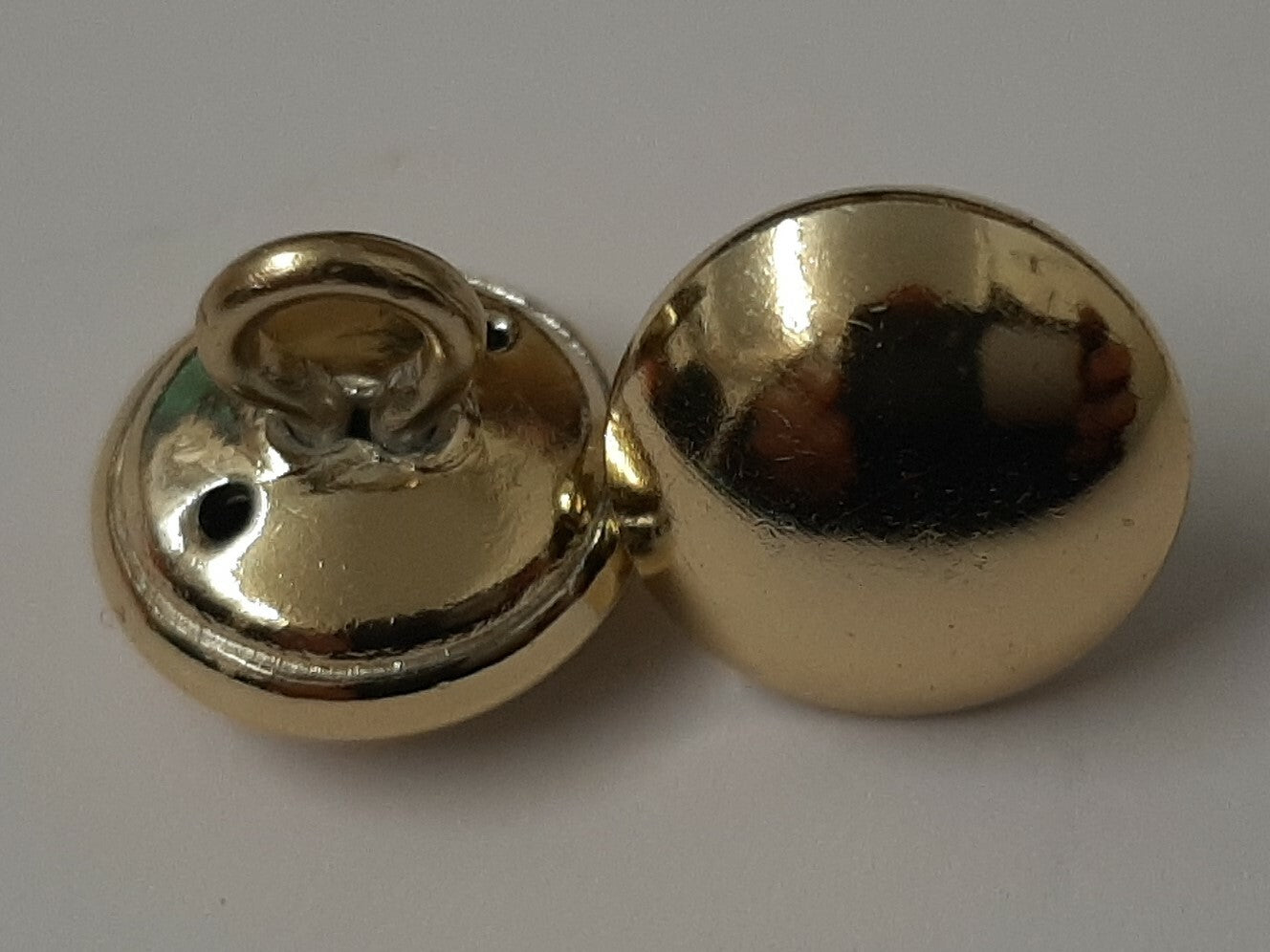 British Half Dome Gold Coloured Issue 22L Ring Back Buttons X2 ASBT308