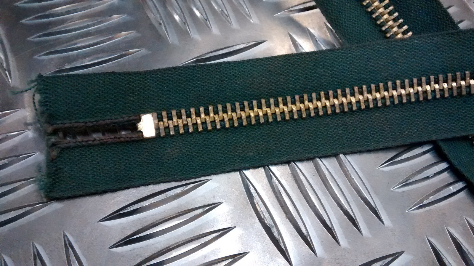 Genuine Vintage British Army 25" Closed End Metal Zip / Zipper Green NZ - NOS