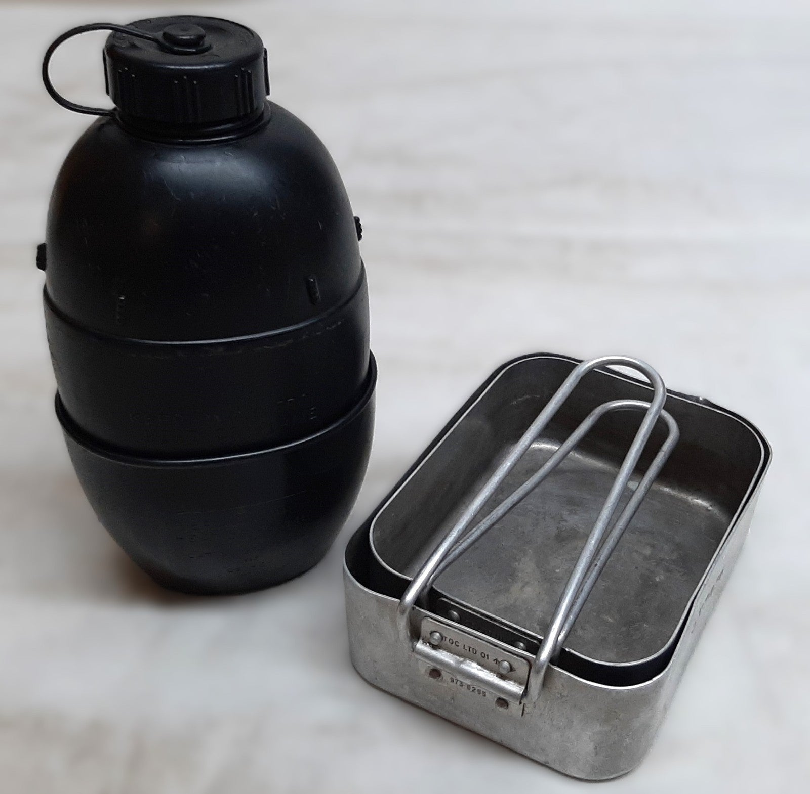 Canteen and Pans British Army Mess Tins and 58 Pattern Water Bottle / Mug