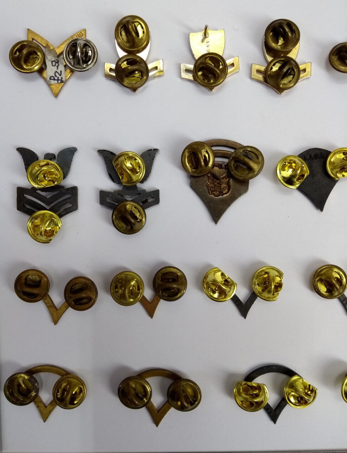 US & Other Metal Badges / Pins / Bars / Chevrons / Ranks x30 Assorted Joblot