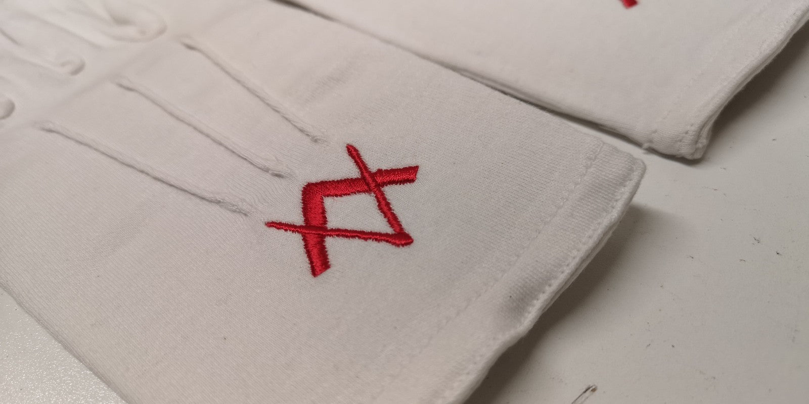3 Dart White Cotton Gloves with Masonic Square & Compass Insignia Size Small