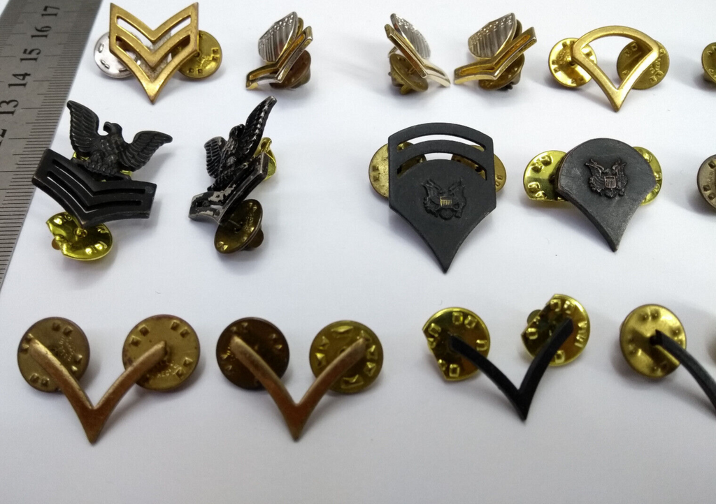 US & Other Metal Badges / Pins / Bars / Chevrons / Ranks x30 Assorted Joblot