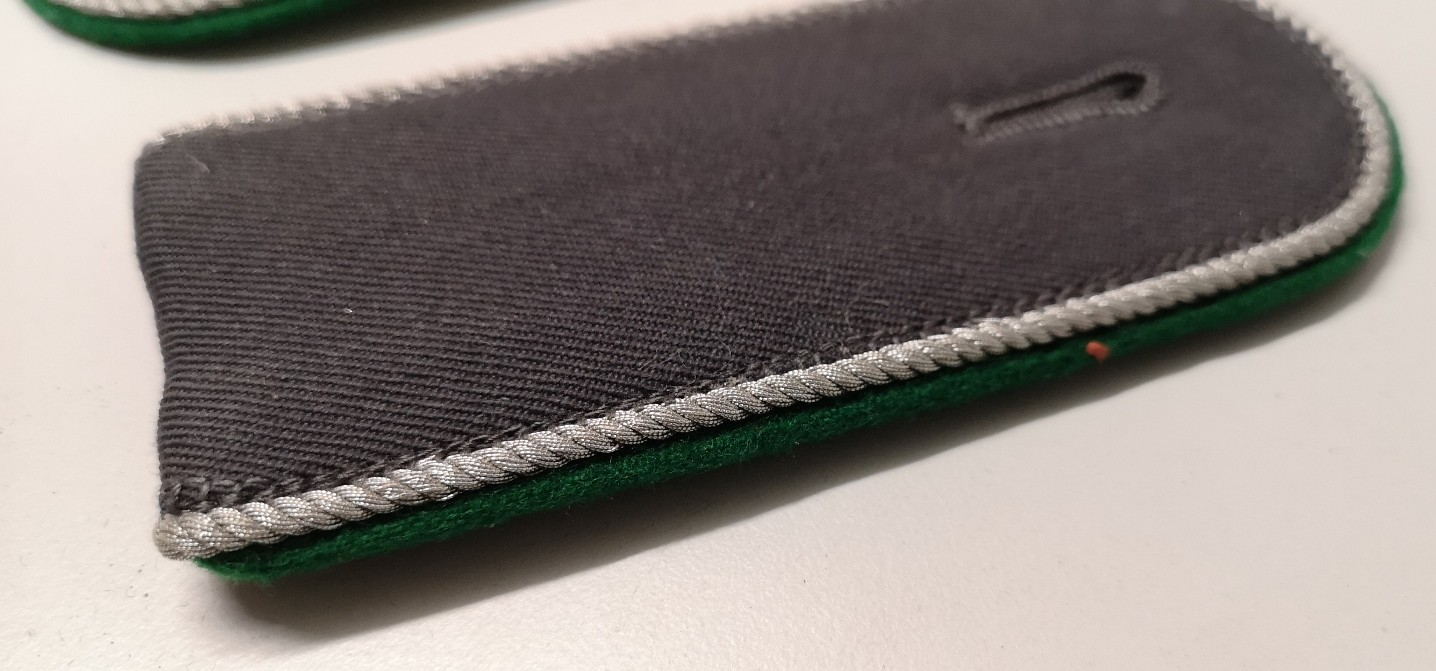 German Shoulder Boards Epaulettes Grey with Silver Edge on Green
