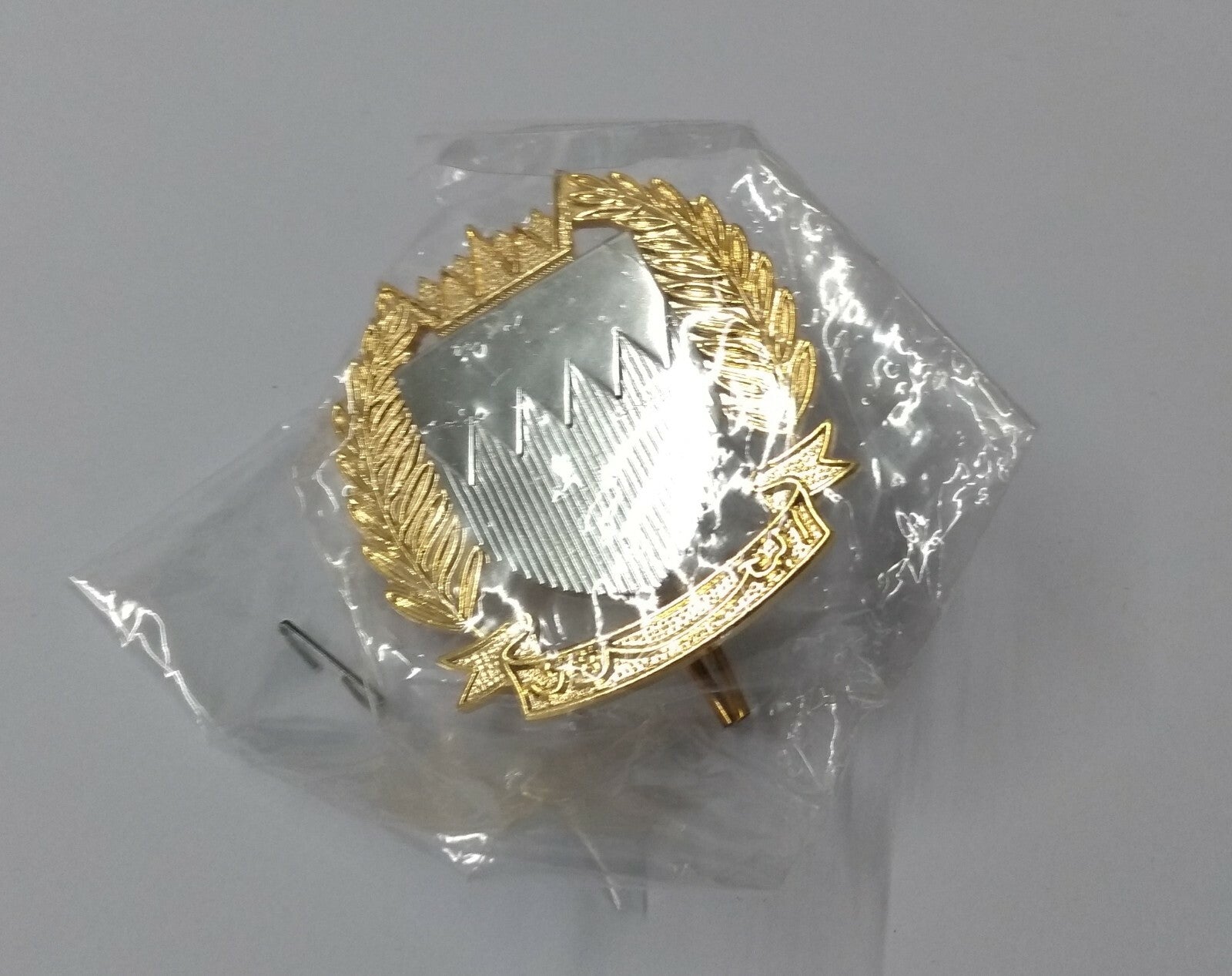 Bahrain Hi Sheen Metal Hat Badge - NEW