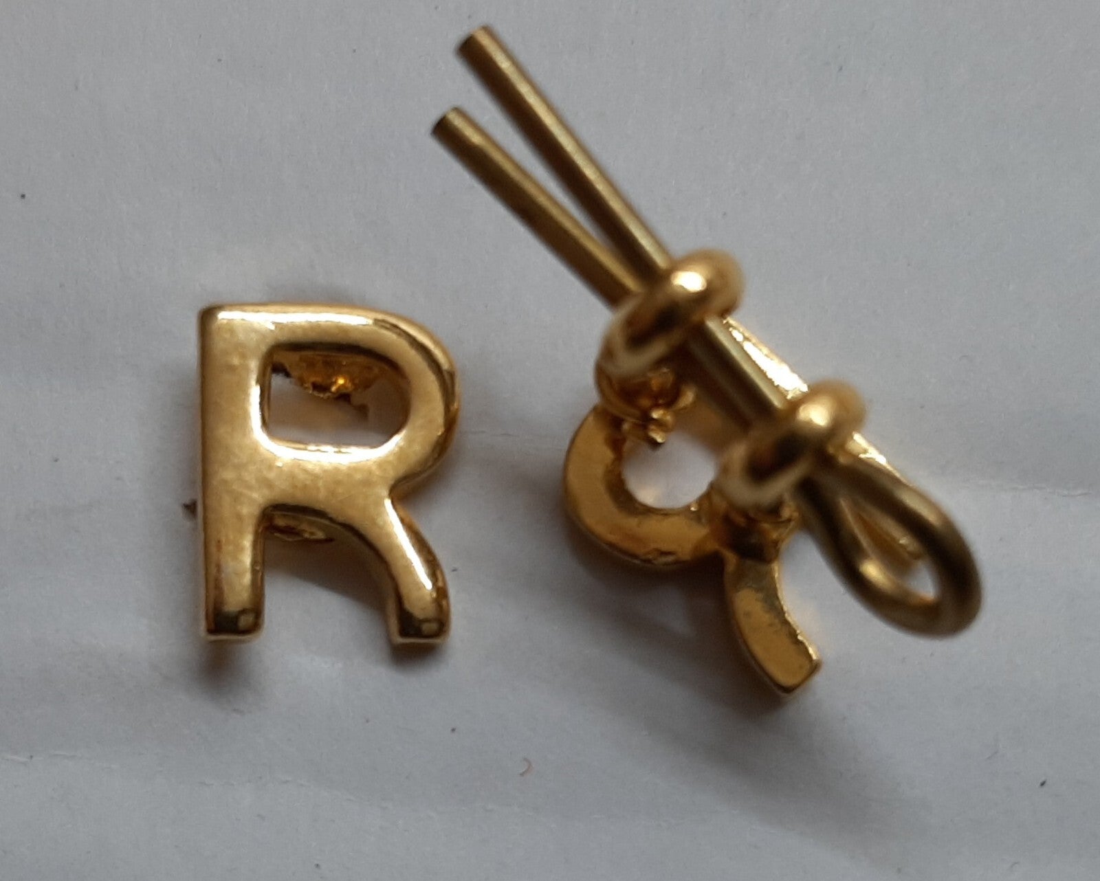 Retired Officers Gold Letter R Metal Split Pin "R" Badges 1 Pair