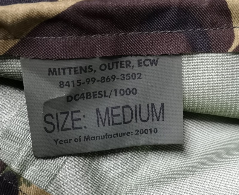 Woodland Camo Extreme Cold Weather Mittens Outer & Inner set Size Medium