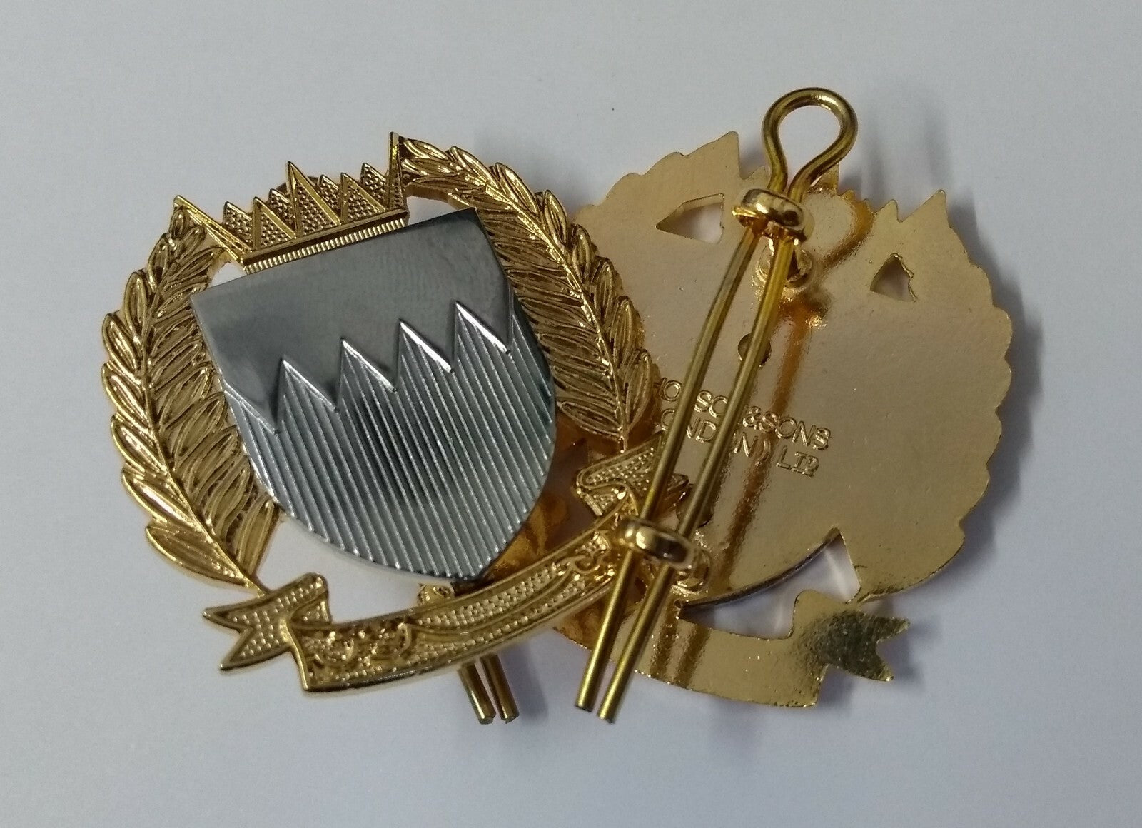 Genuine Bahrain Hi Sheen Metal Hat Badge X 2 GIM23 - NEW