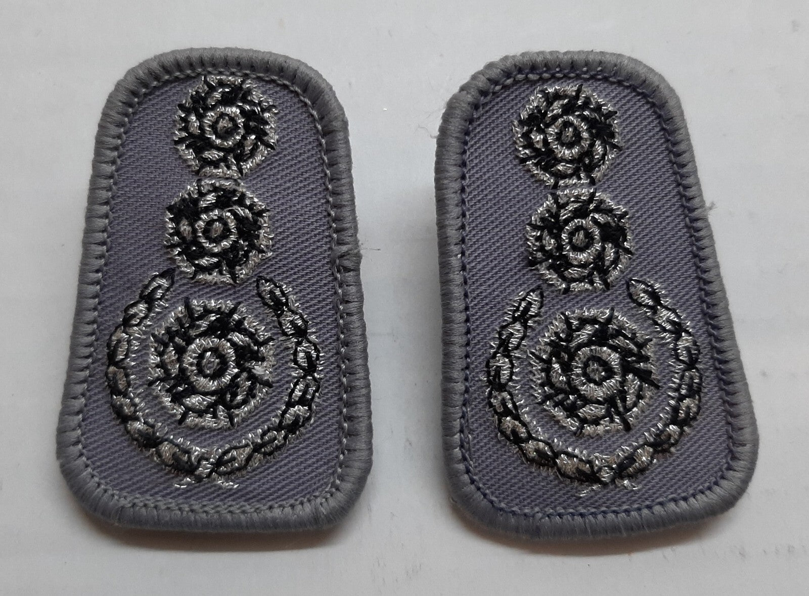 Impeller Laurel Wreath Rank Collar Badges on Grey With Metal Clip Fixings 1 Pair