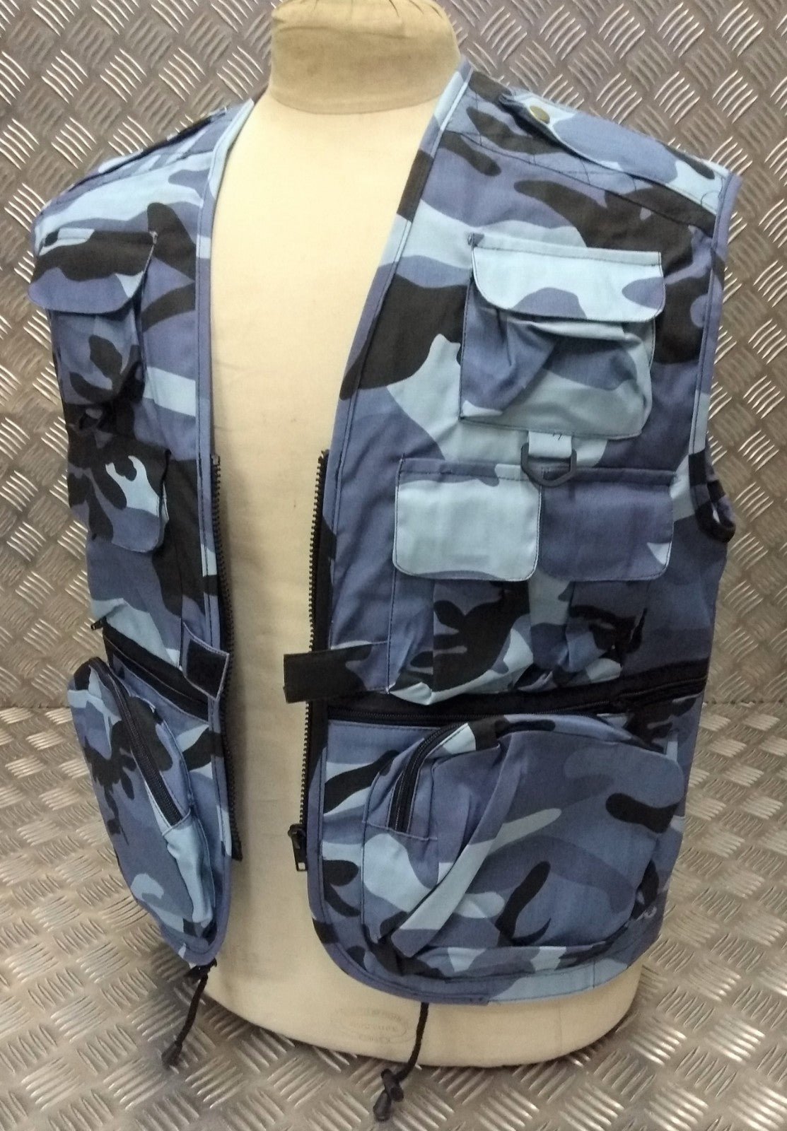 Fishing Hunters Photographers Multi Pocket Vest Midnite Camo - NEW