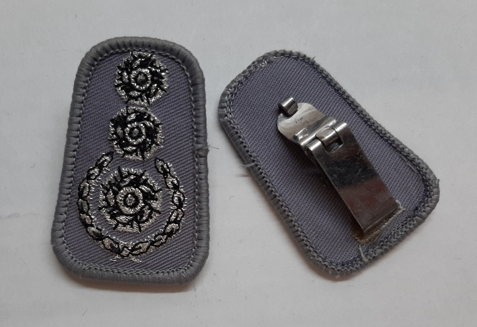 Impeller Laurel Wreath Rank Collar Badges on Grey With Metal Clip Fixings 1 Pair