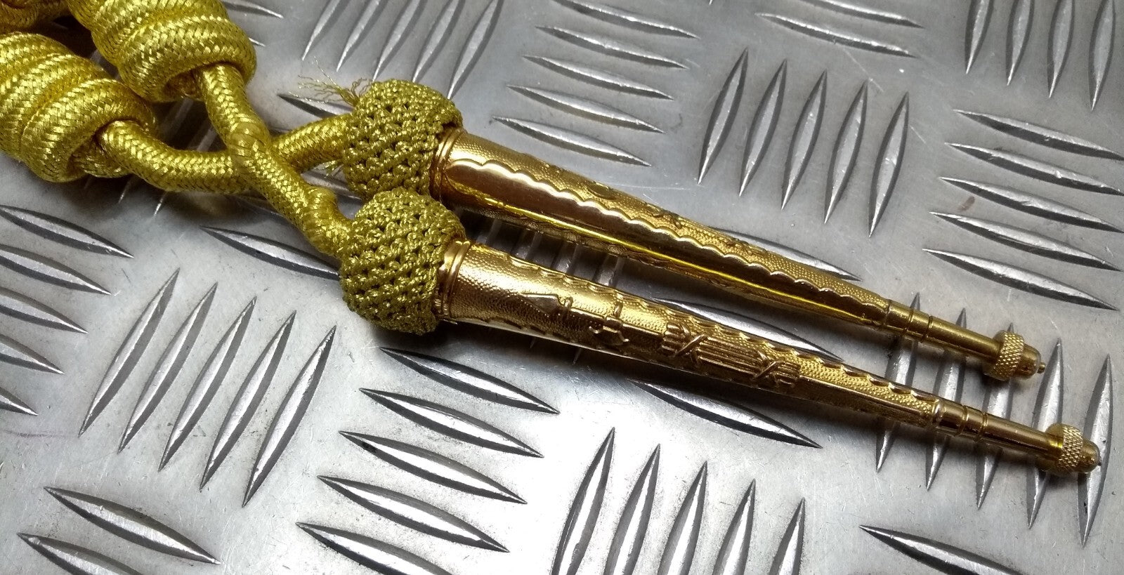 Bahrain Ceremonial Aiguillette Officers Lanyard Metallic Gold Insignia Tip Ends