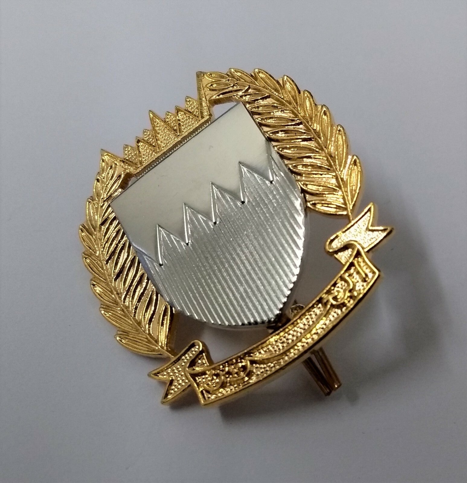 Bahrain Hi Sheen Metal Hat Badge - NEW