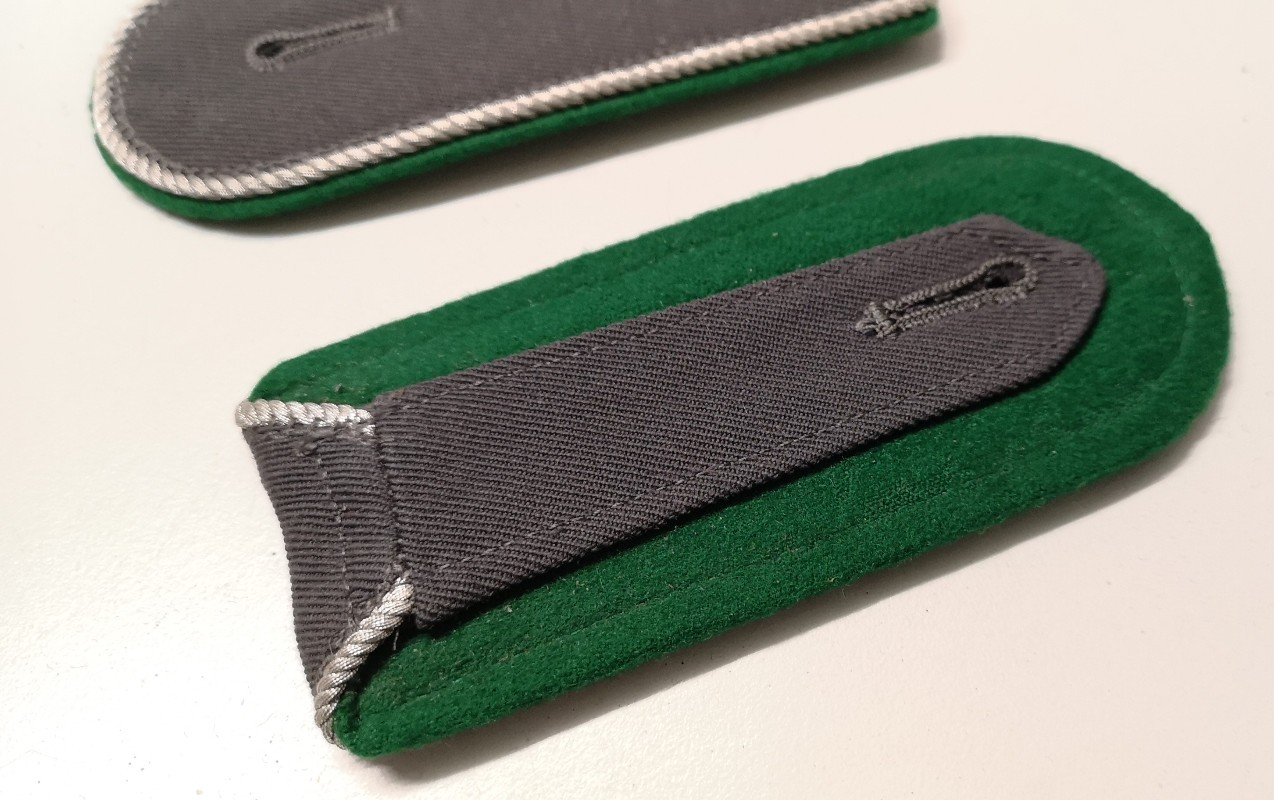 German Shoulder Boards Epaulettes Grey with Silver Edge on Green