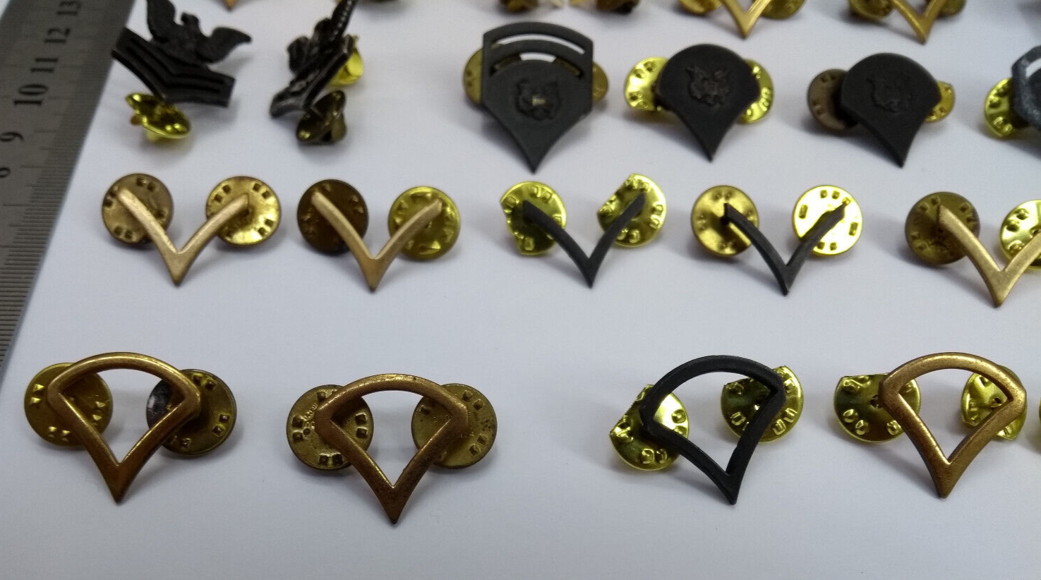 US & Other Metal Badges / Pins / Bars / Chevrons / Ranks x30 Assorted Joblot