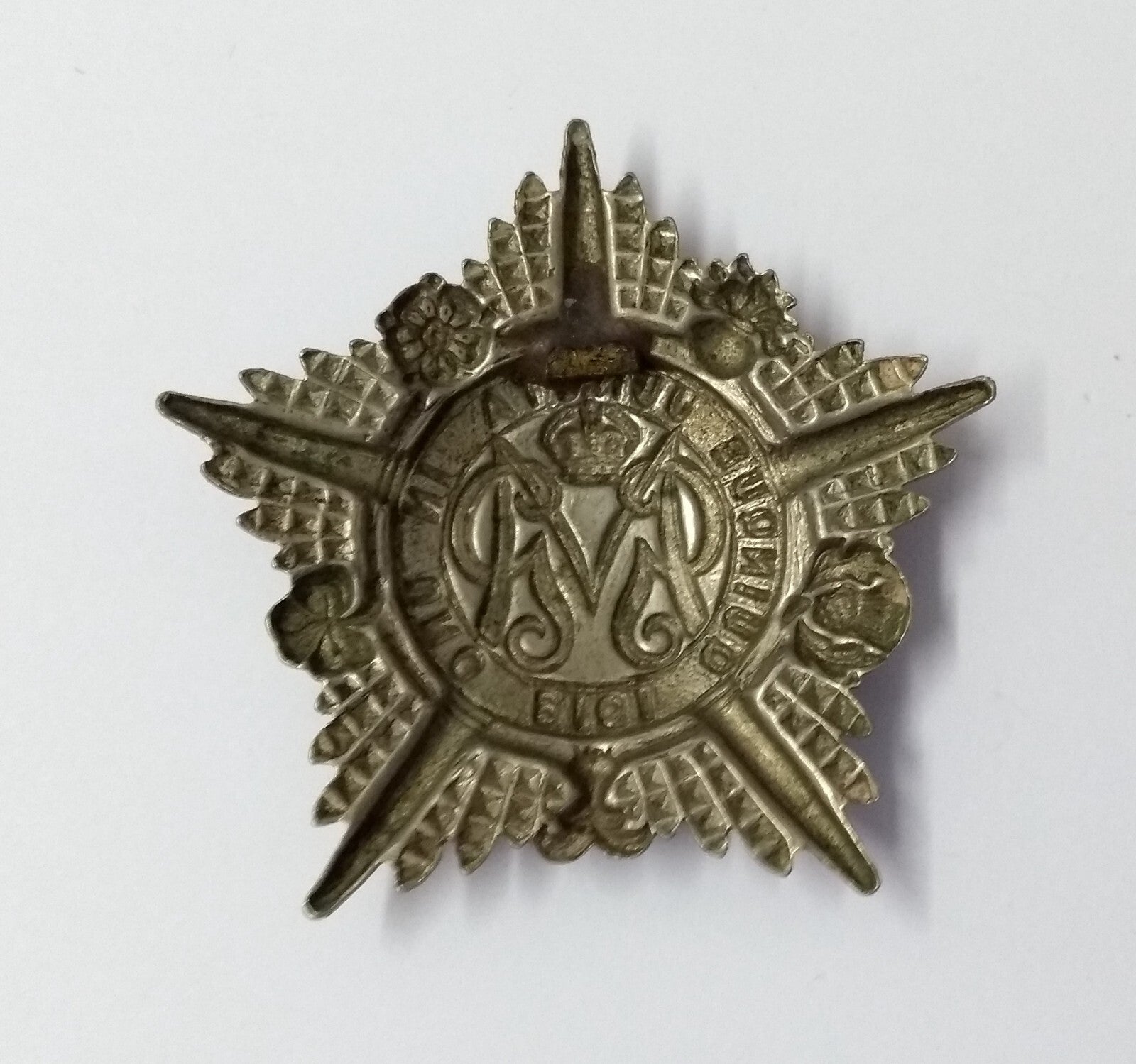 Vintage Kings Crown British Army Issue Foot Guards 1917 Insignia Metal Badge