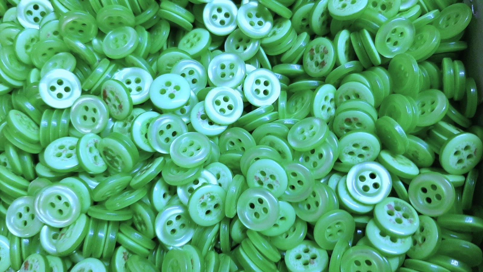 Buttons 100 Vintage 4 Hole Shirt / Shank Anchors Pearlesque Lime 11.3mm NOS