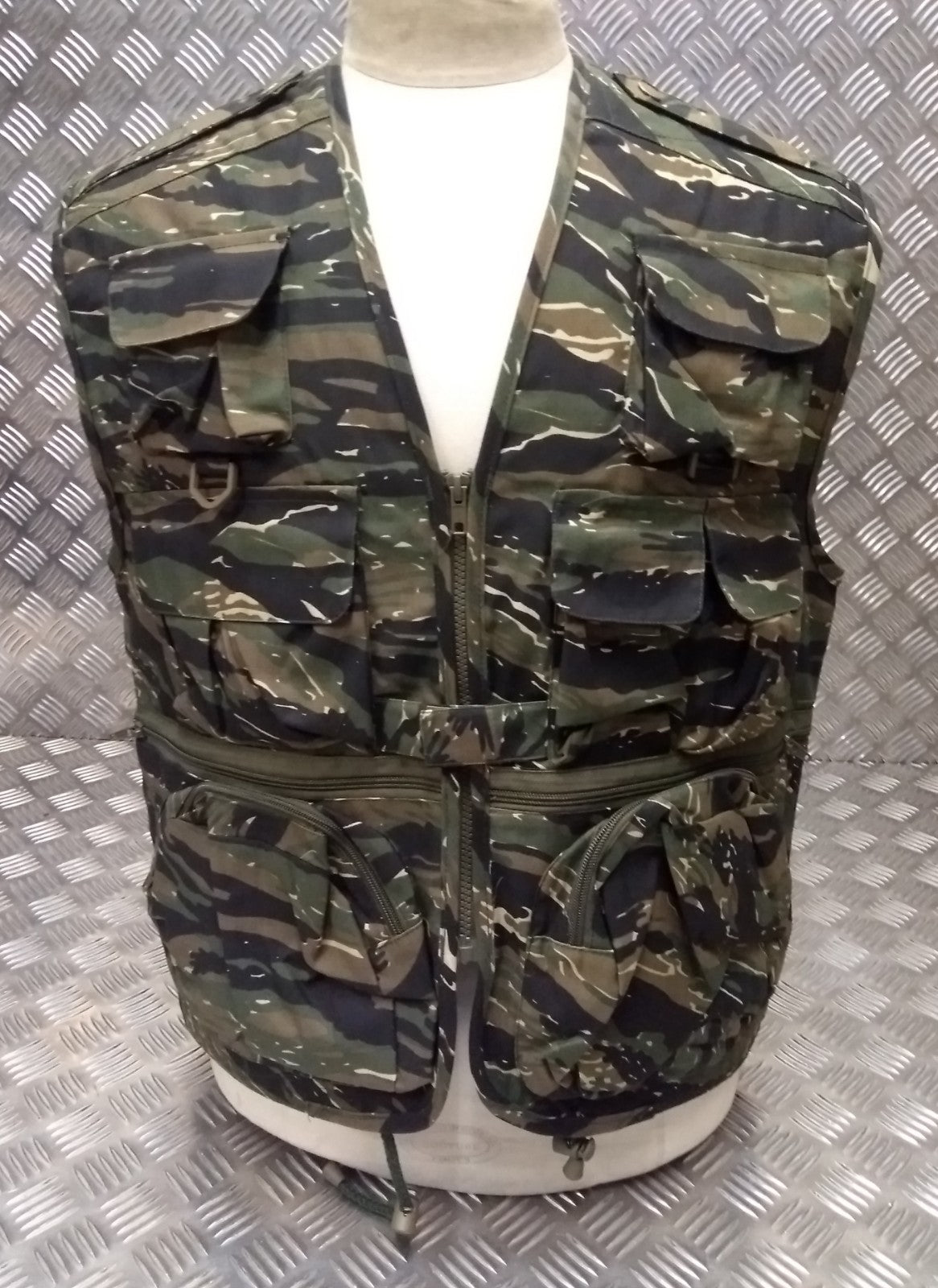 Fishing Hunters Photographers Multi Pocket Vest Tiger Camo - NEW