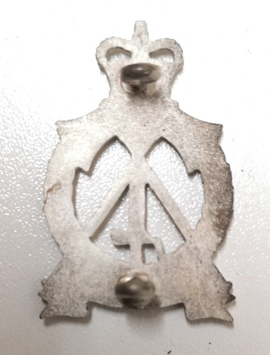 Royal Pioneer Corps Metal Hat Badge Queen's Crown