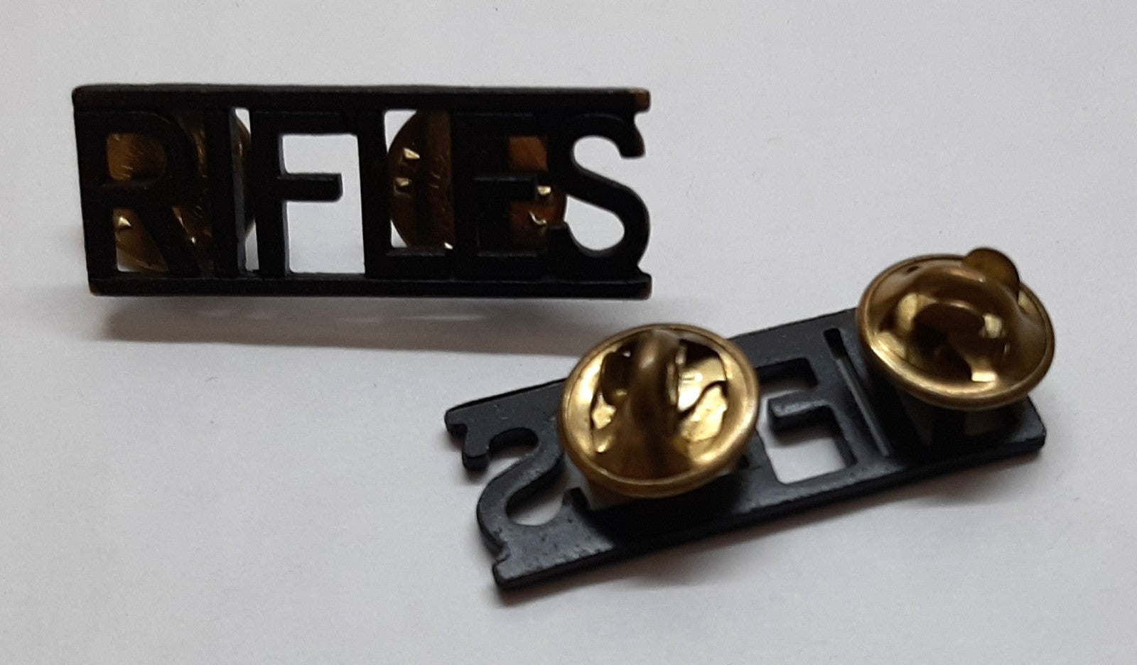 British Issue Rifles Metal Shoulder Title Badges