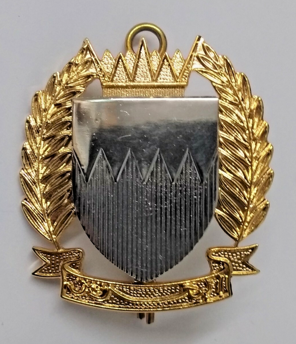 Bahrain Hi Sheen Metal Hat Badge - NEW