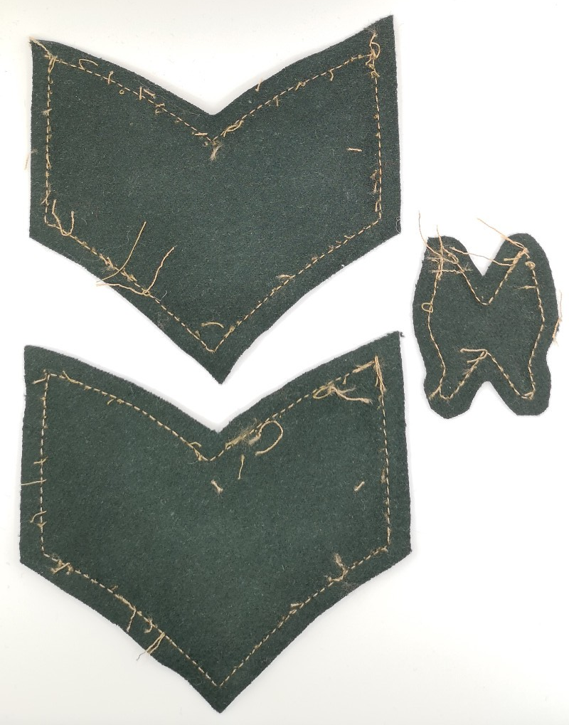 British Army Fad Sergeant Chevrons & Signaller Patch on Dark Green Felt