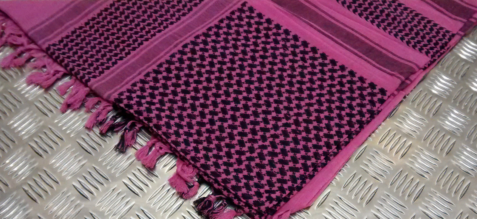 100% Cotton Shemagh / Arab Scarf / Pashmina / Wrap / Sarong. Black on Pink - NEW