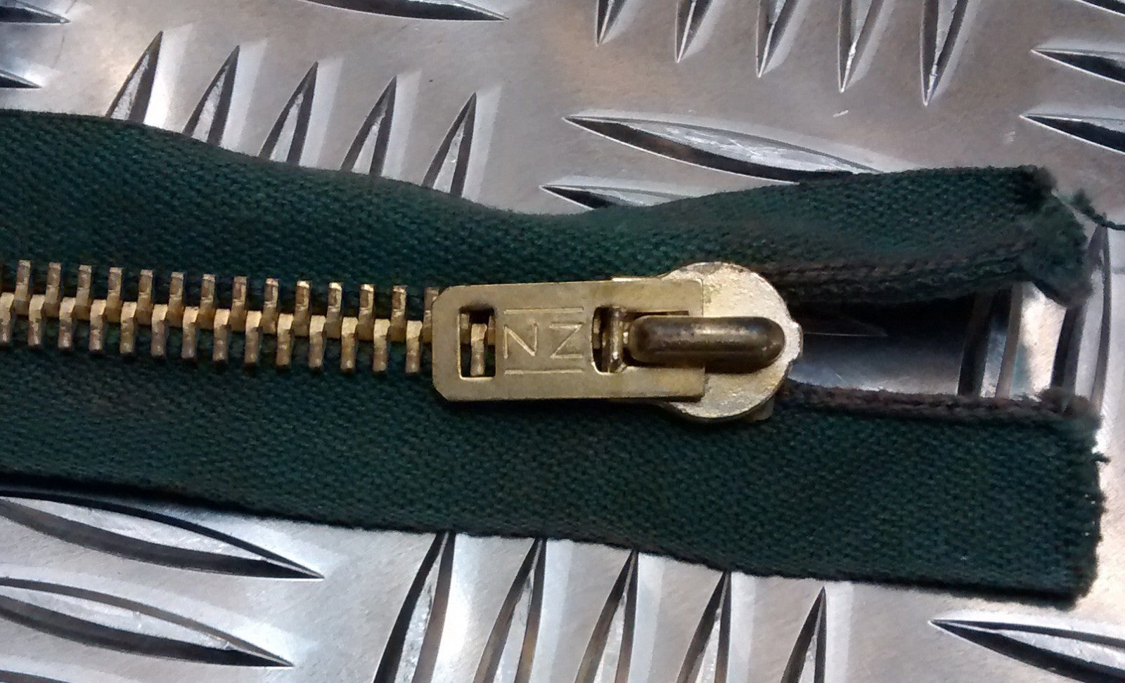Genuine Vintage British Army 25" Closed End Metal Zip / Zipper Green NZ - NOS