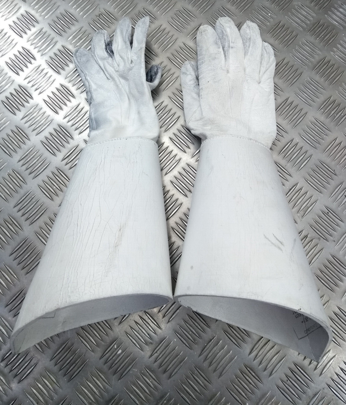 British Army Household Cavalry White Leather Gauntlet Parade Gloves Size 9.
