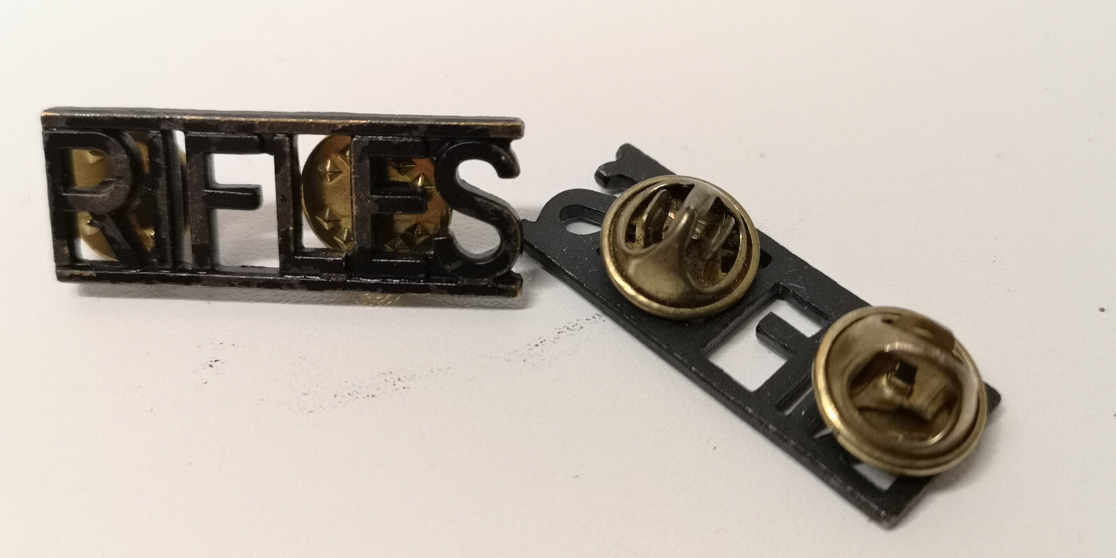 British Issue Rifles Metal Shoulder Title Badges