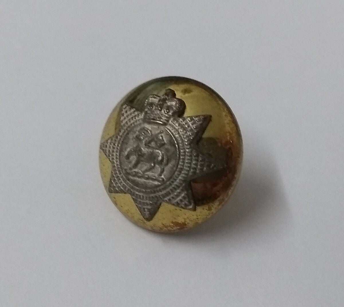 Vintage Army Queens Regiment Issue Mounted Small Button 22L
