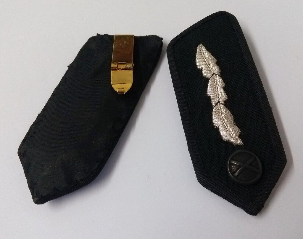 Green Gorgets Collar Tabs With Silver Leaf Insignia Plain Buttons & Clip Backs