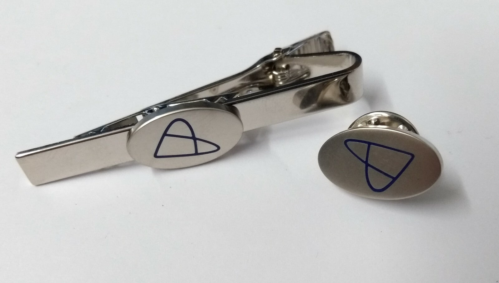 Chrome Double Pivot Tie Clip & matching Lapel Pin Badge Unknow Insignia