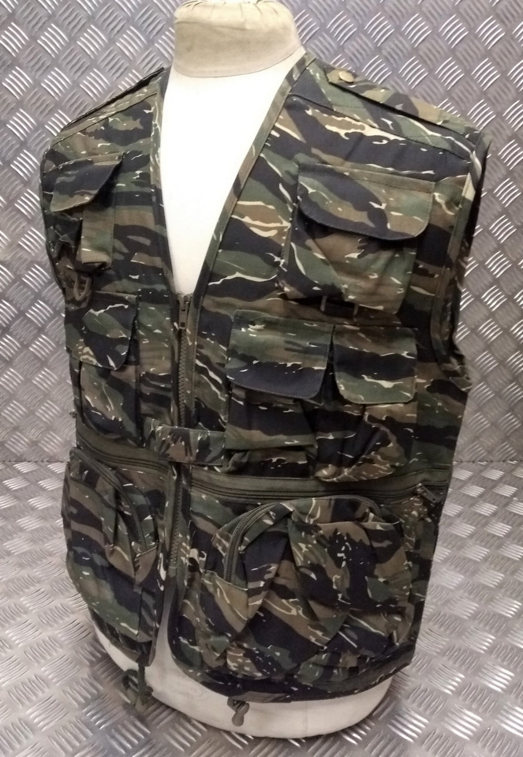 Fishing Hunters Photographers Multi Pocket Vest Tiger Camo - NEW