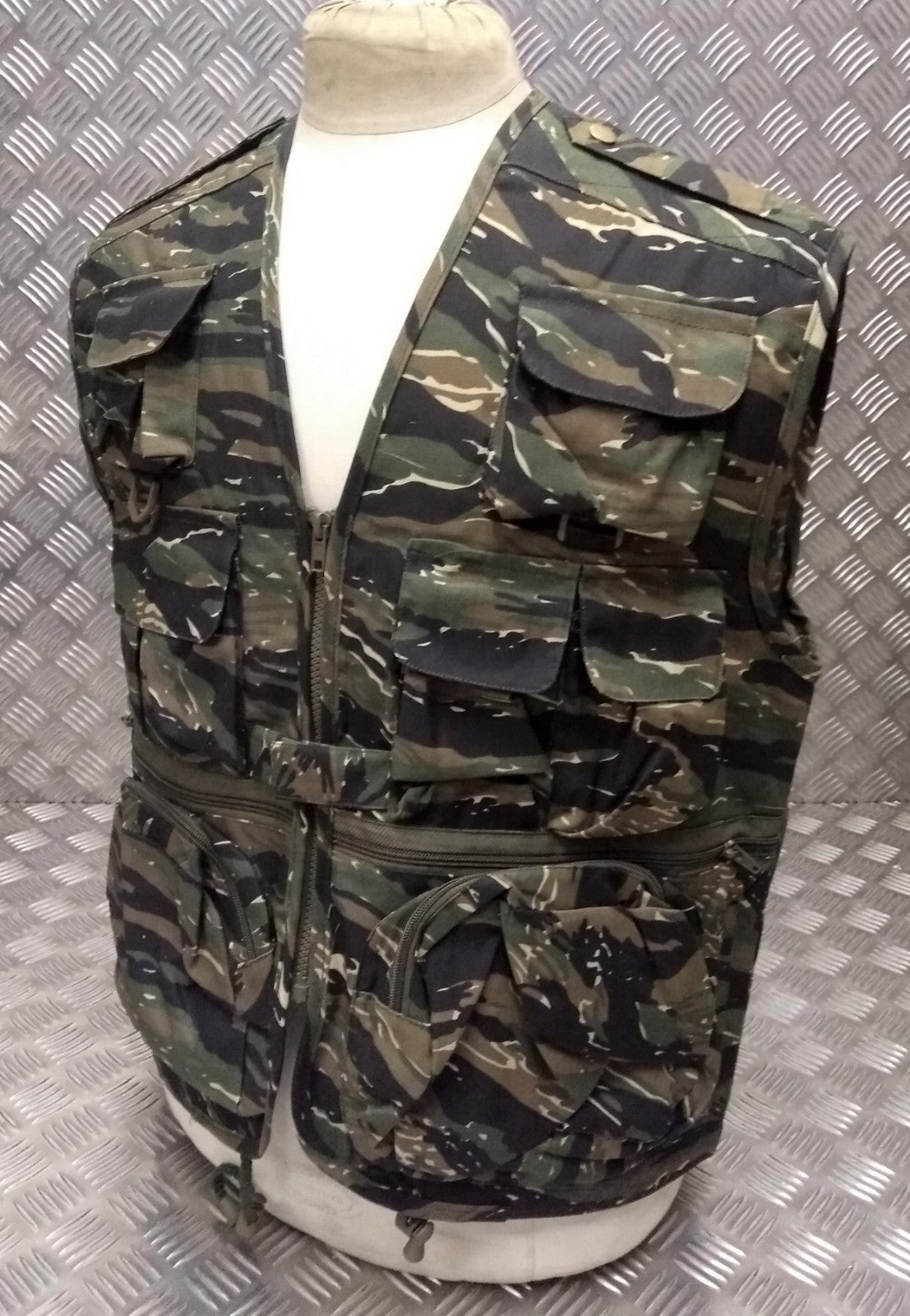 Fishing Hunters Photographers Multi Pocket Vest Tiger Camo - NEW