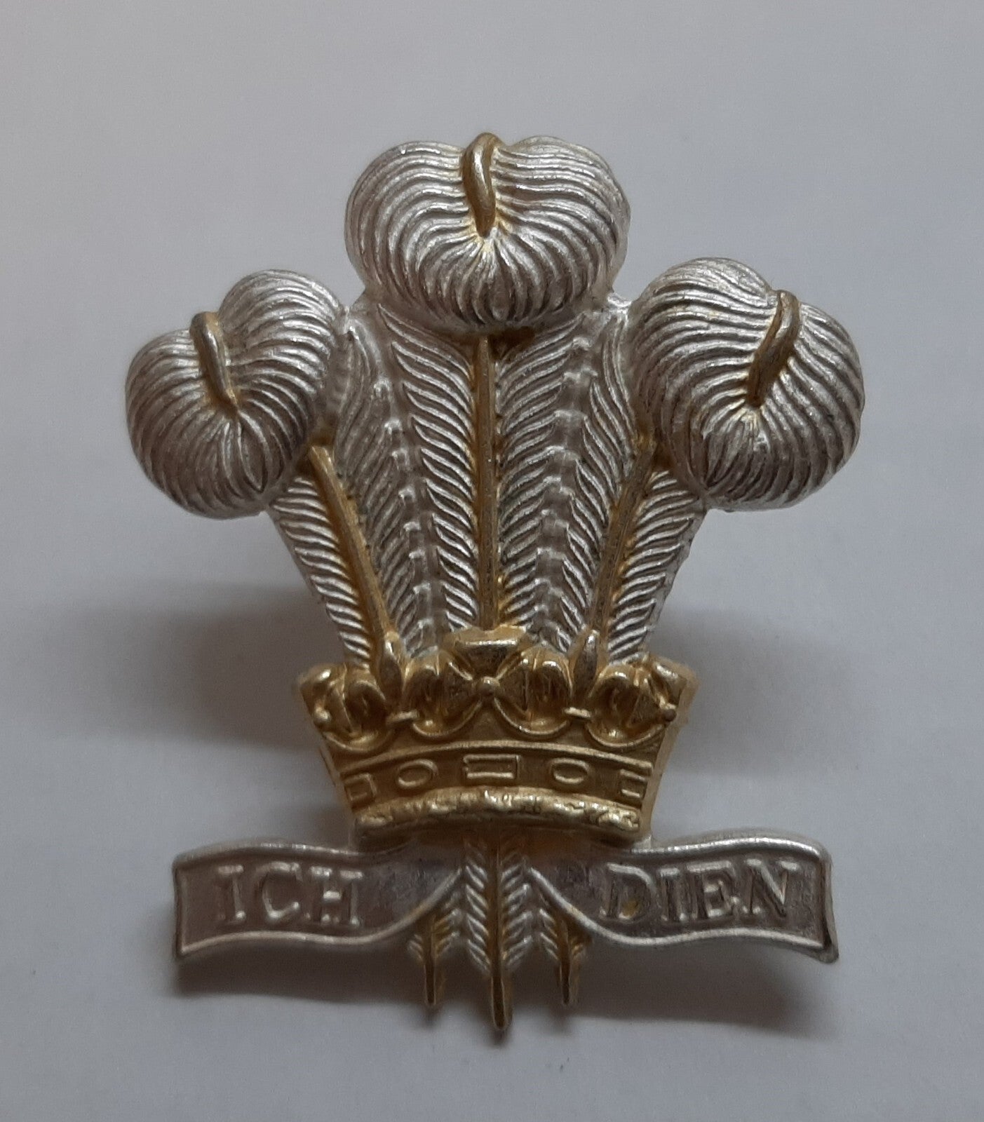 RRW Hat Badge British Army Royal Regiment of Wales ICH DIEN 3 Feathers Insignia