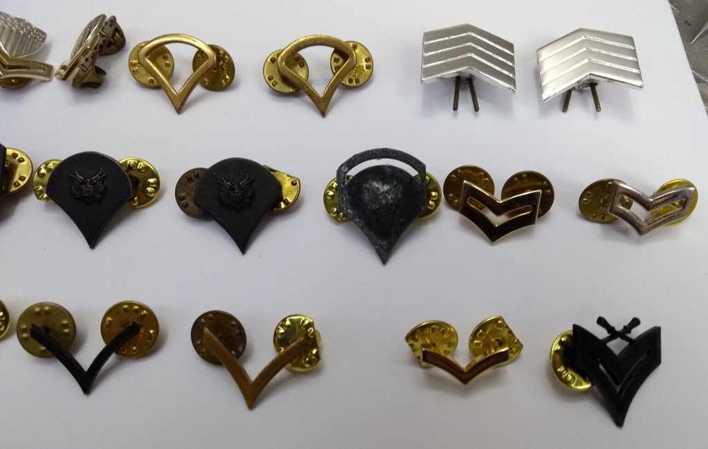 US & Other Metal Badges / Pins / Bars / Chevrons / Ranks x30 Assorted Joblot
