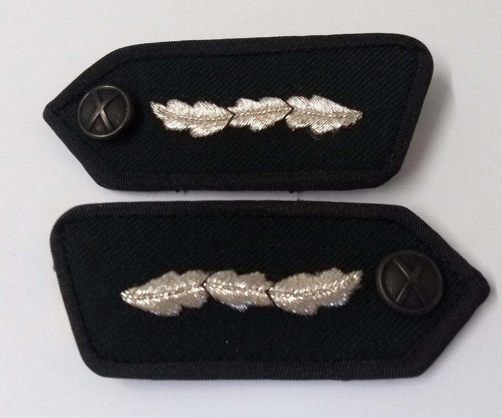 Green Gorgets Collar Tabs With Silver Leaf Insignia Plain Buttons & Clip Backs