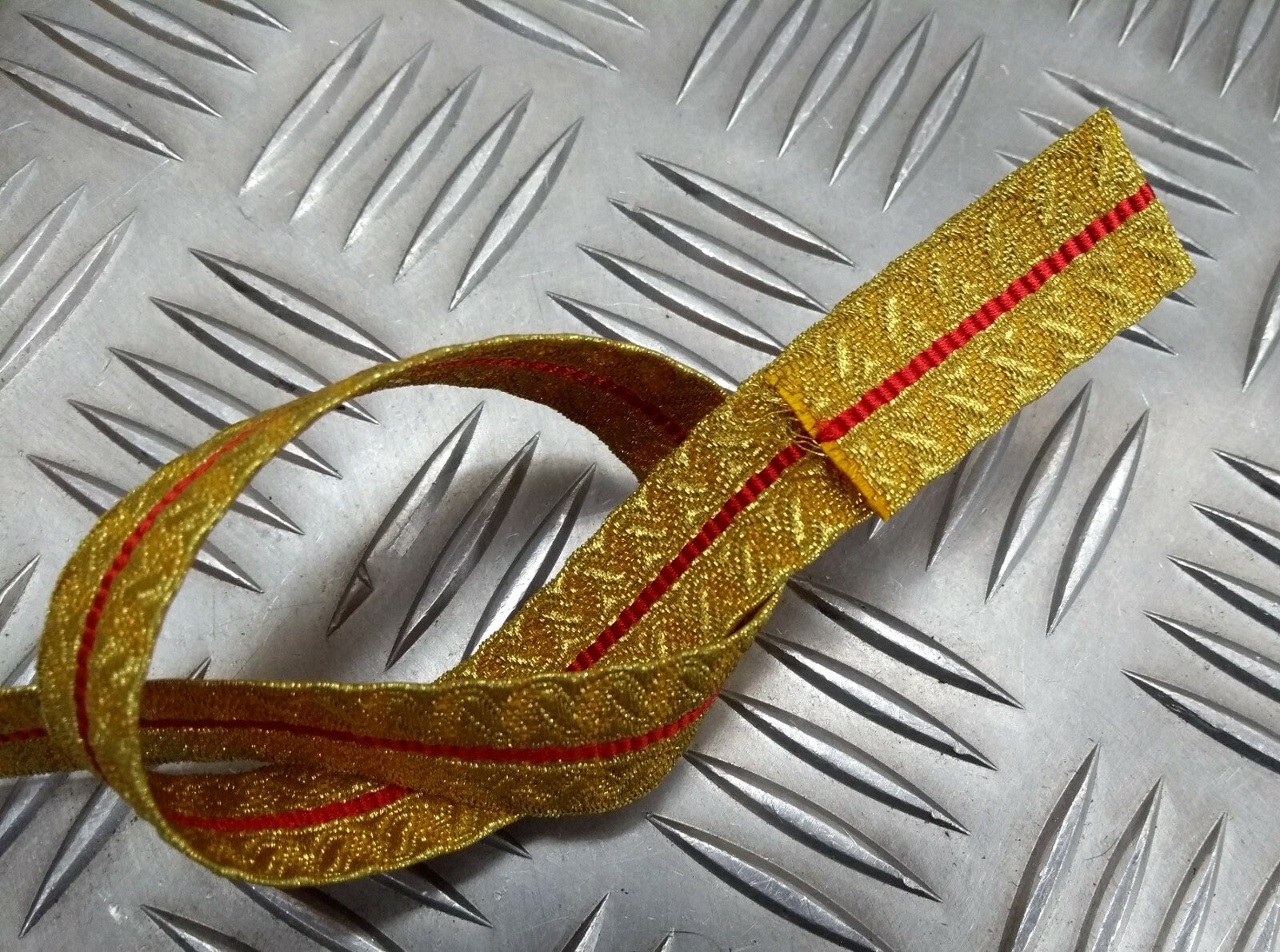 Gold Wire With Red Strip 7/8" Sling Lace Genuine British Made Issue
